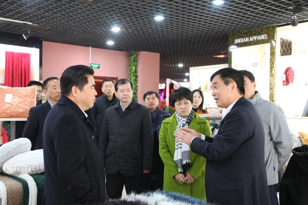 2016年11月26日，時任連云港市市長項雪龍來到飛雁毛毯有限公司調研指導工作。